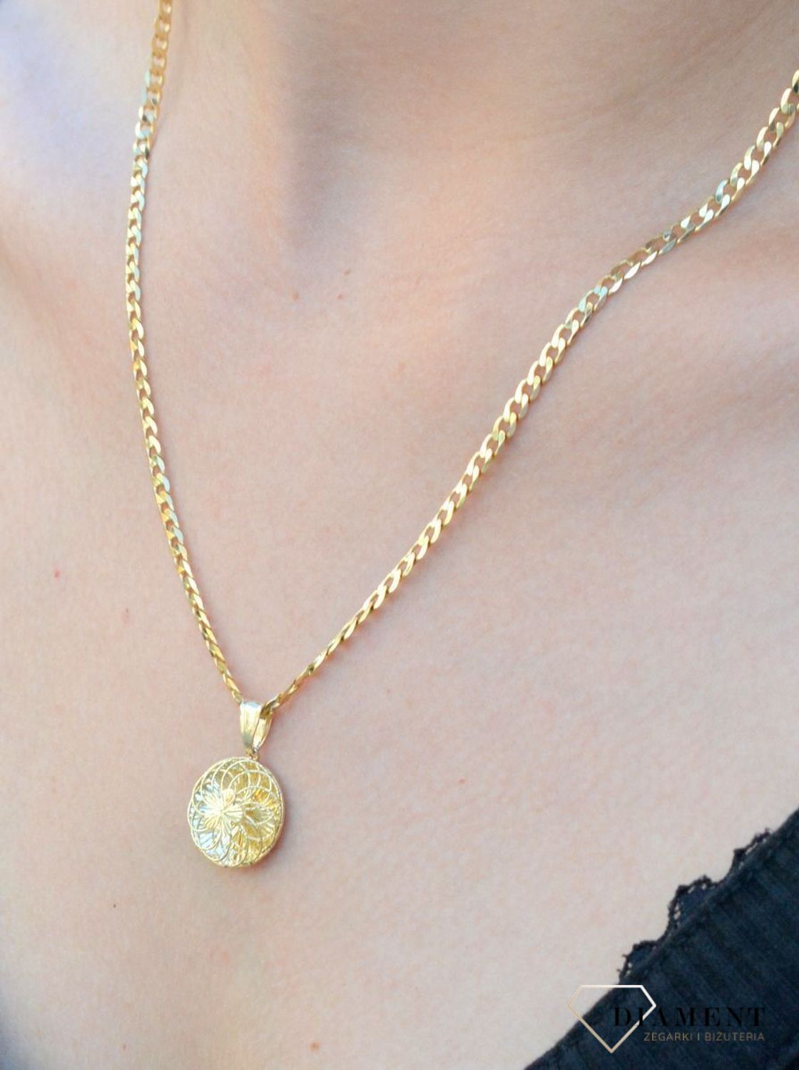 Złota zawieszka ażurowe kółko kwiatek ZA 5705 333. Złota zawieszka w ponadczasowej formie ażurowego kwiatka. Złoty wisiorek w ponadczasowym kształcie. Wisiorek to idealny pomysł na prezent, którym wy.jpg